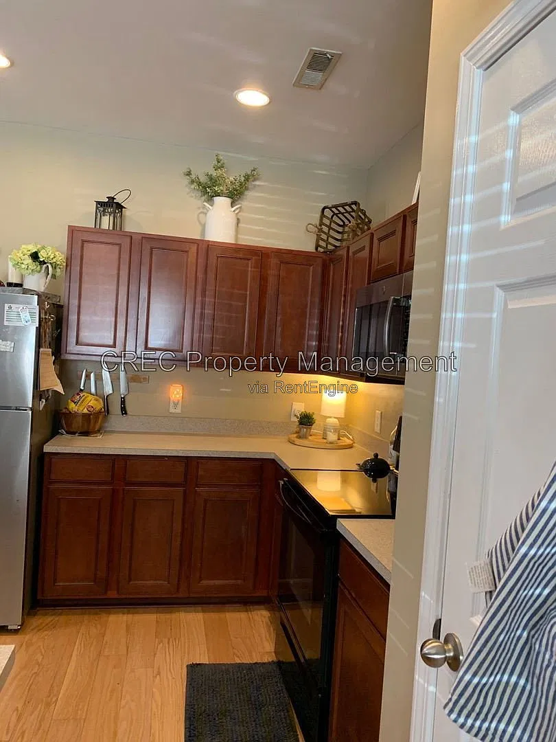 3 bed, 2.5 bath, 1611 sqft, $2,100 — Photo 2