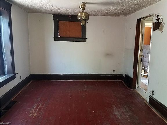 5th image of 112 W South St