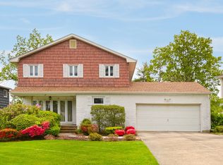 12 Independence Dr, New Hyde Park, NY 11040