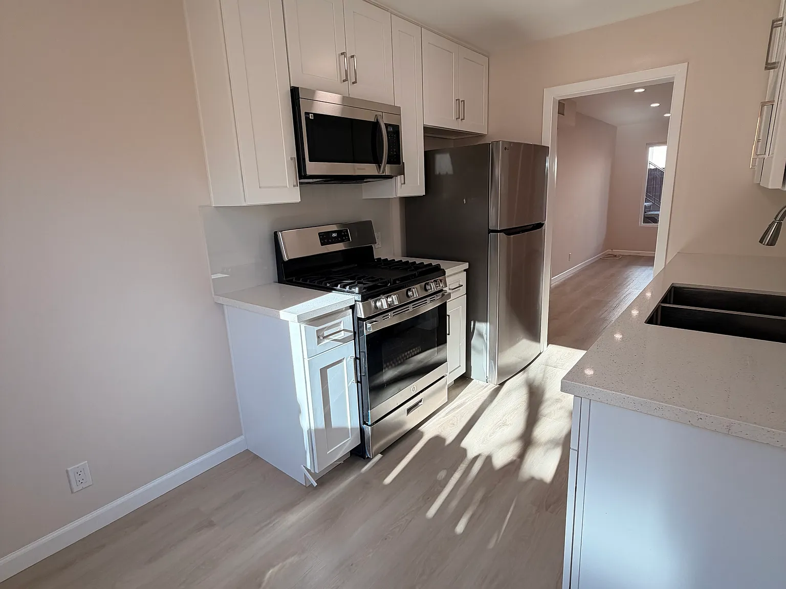 3 bed, 1150 sqft, $3,475 — Photo 3