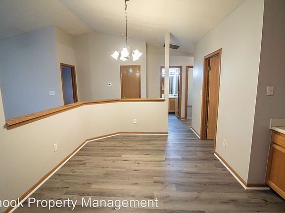 5th image of 3607 Thornhill Cir E