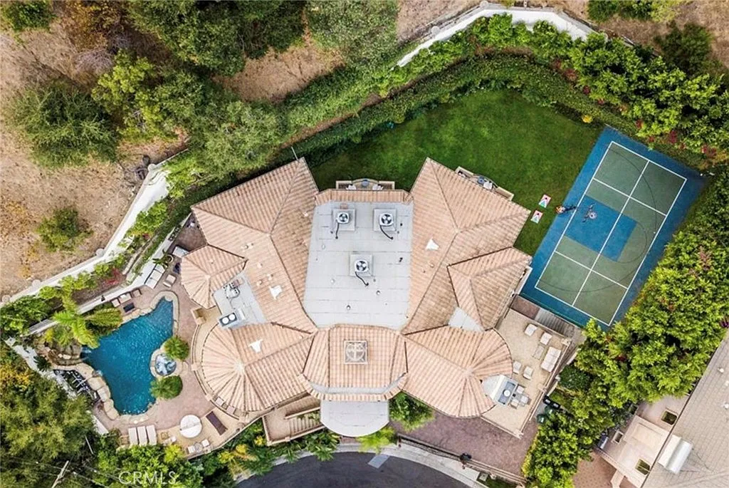 7 bed, 7.5 bath, 7444 sqft, $36,400 — Photo 3