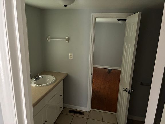 4th image of 83 Circle Dr