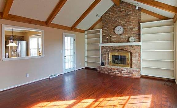 3rd image of 904 NW Woodview Cir