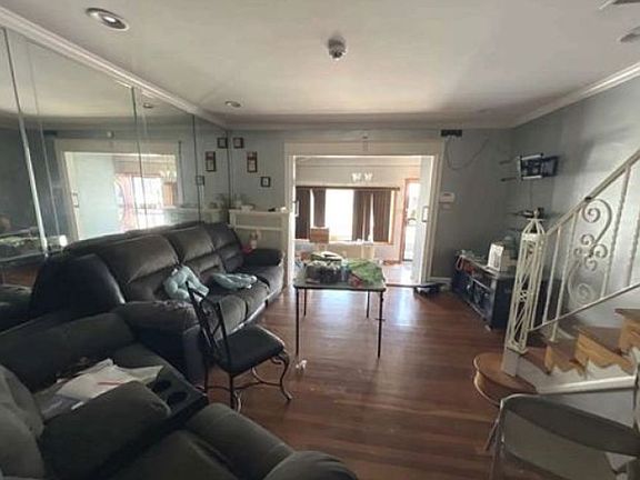 5th image of 406 Roselyn St