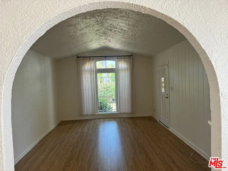942 Havenhurst Dr — Photo 3