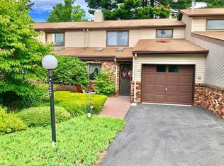 527 Barberry Ln, New Windsor, NY 12553