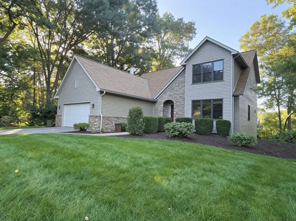 448 Fairwood Rd, Pinckney, MI 48169
