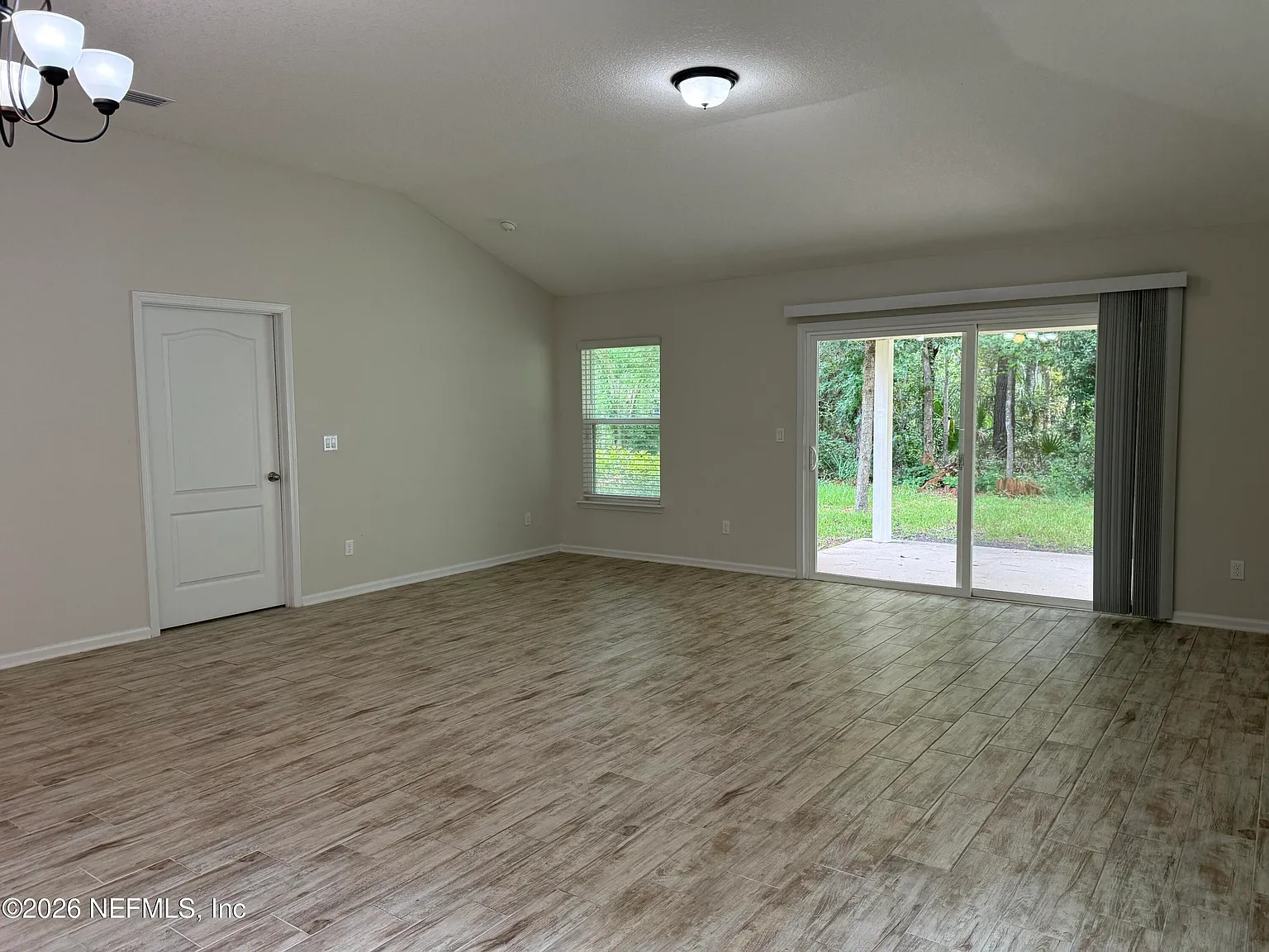 3 bed, 2.0 bath, 1732 sqft, $2,400 — Photo 3