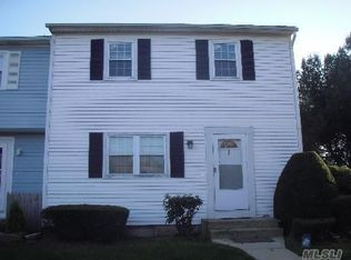 1 Hampton Ct, Coram, NY 11727