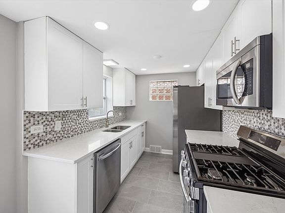 5th image of 5153 S Oak Park Ave