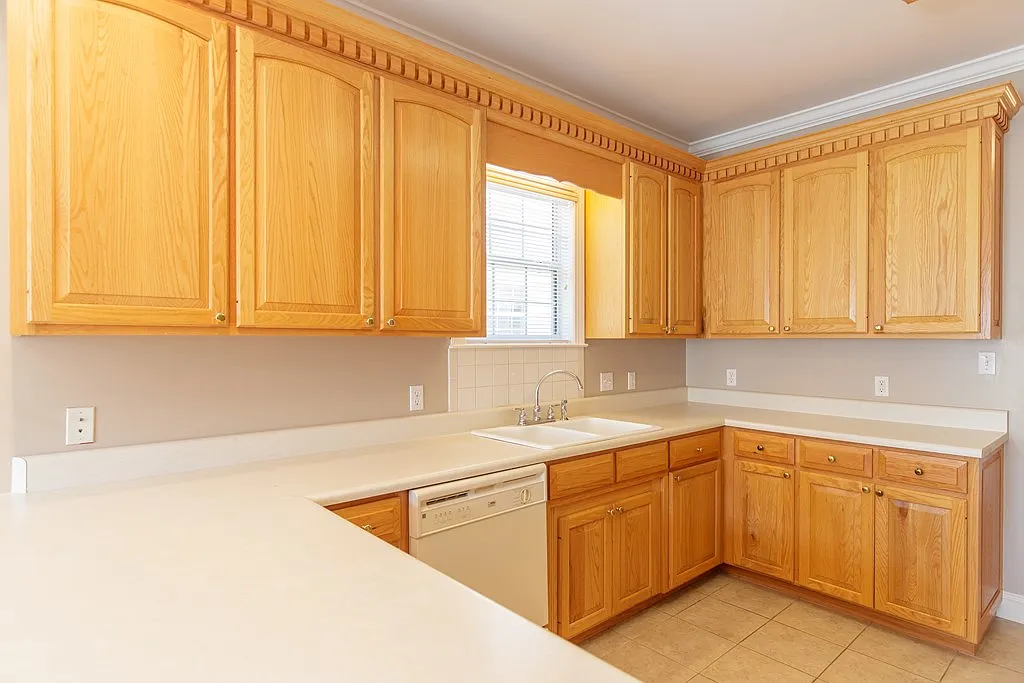 3 bed, 2.0 bath, 1853 sqft, $2,000 — Photo 4