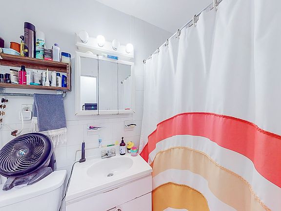 4th image of 1612 York Ave APT 5A