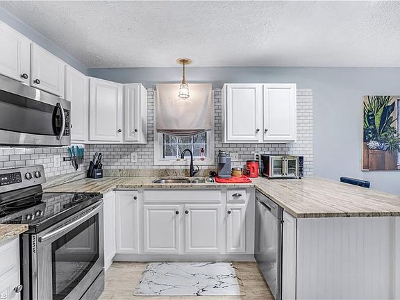 3rd image of 286 Leawood CIR