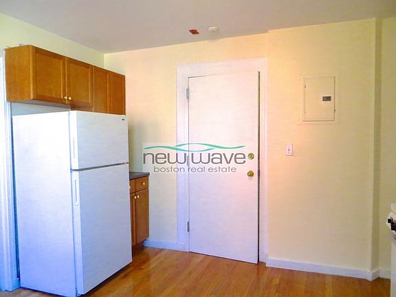 5th image of 220 Hanover St APT 28