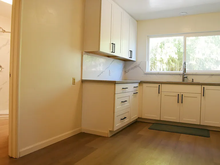 1226 E 20th St — Photo 32