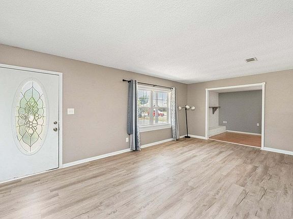 4th image of 110 Green Dr