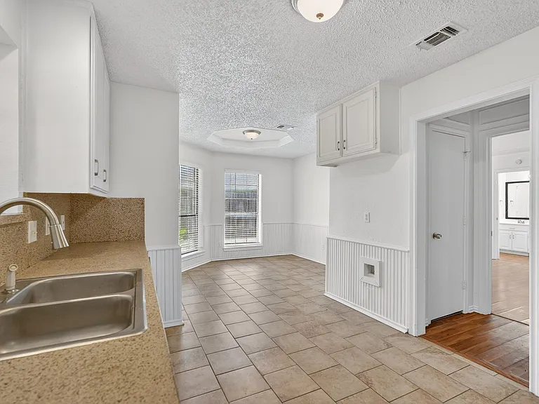 2403 Ridgevalley Dr — Photo 7