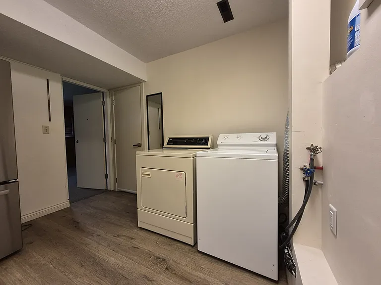 3853 Clematis Cres — Photo 26