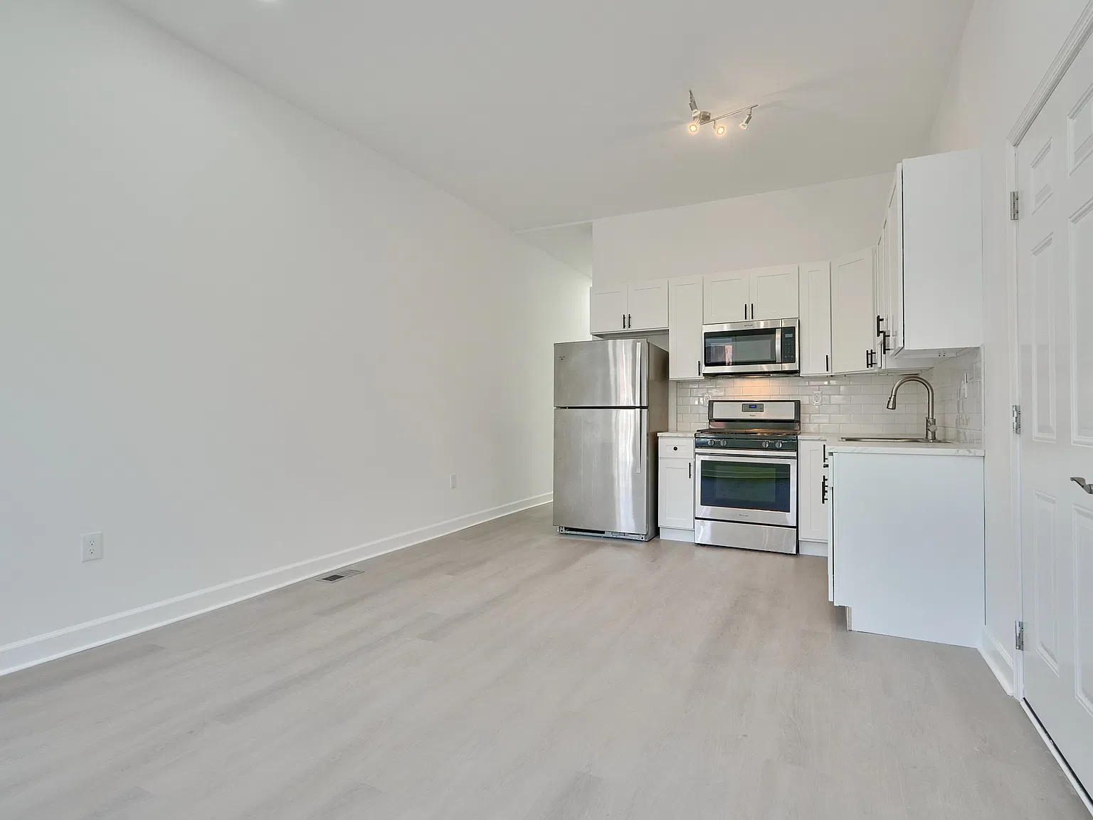 3 bed, 1000 sqft, $1,500 — Photo 2