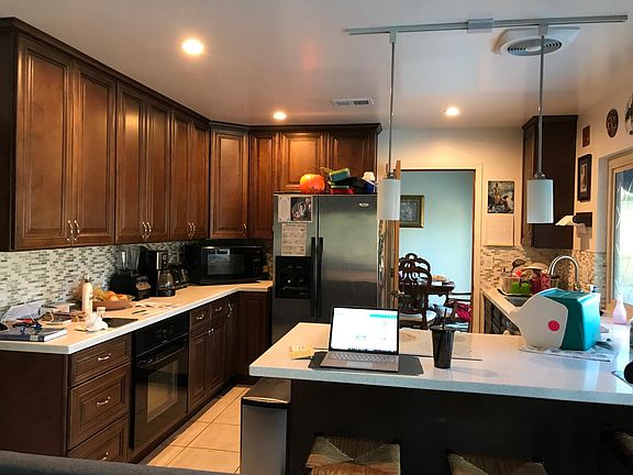 Brand new kitchen - quartz countertops, backsplash, new cabinets!
