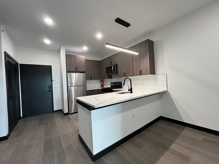 130-132 Mallory Ave #504 — Photo 3