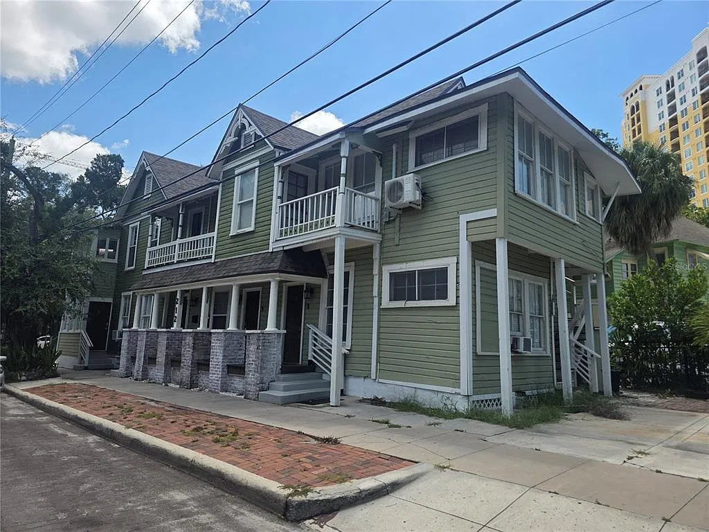 2 bed, 1.0 bath, 820 sqft, $2,095 — Photo 1