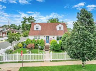 121 Horton Ave, Valley Stream, NY 11581