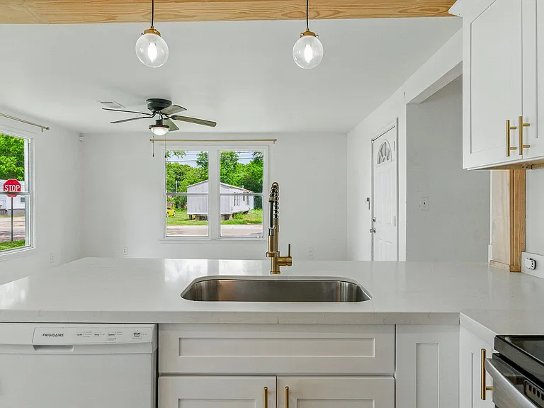 61 E Ensley St — Photo 16