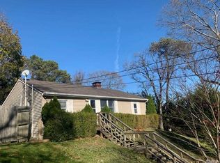 4 Hubbard St, Hampton Bays, NY 11946
