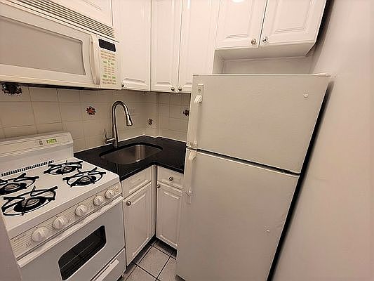 4th image of 205 W 13th St #4X