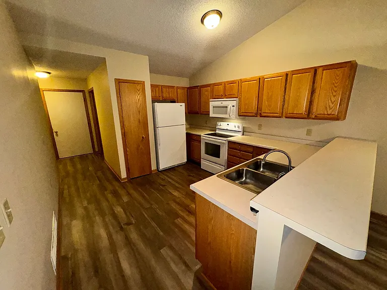 763 Rockford Ave E — Photo 13
