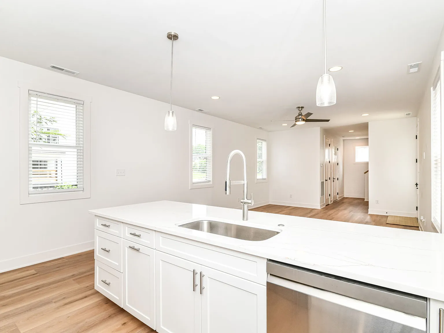 1 bed, 1.5 bath, 1322 sqft, $2,200 — Photo 2