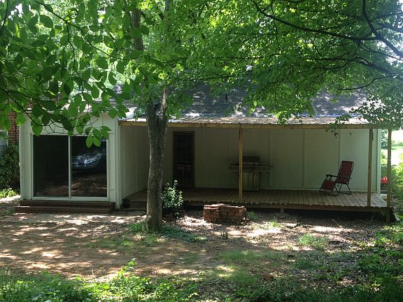 Large deck; private backyard