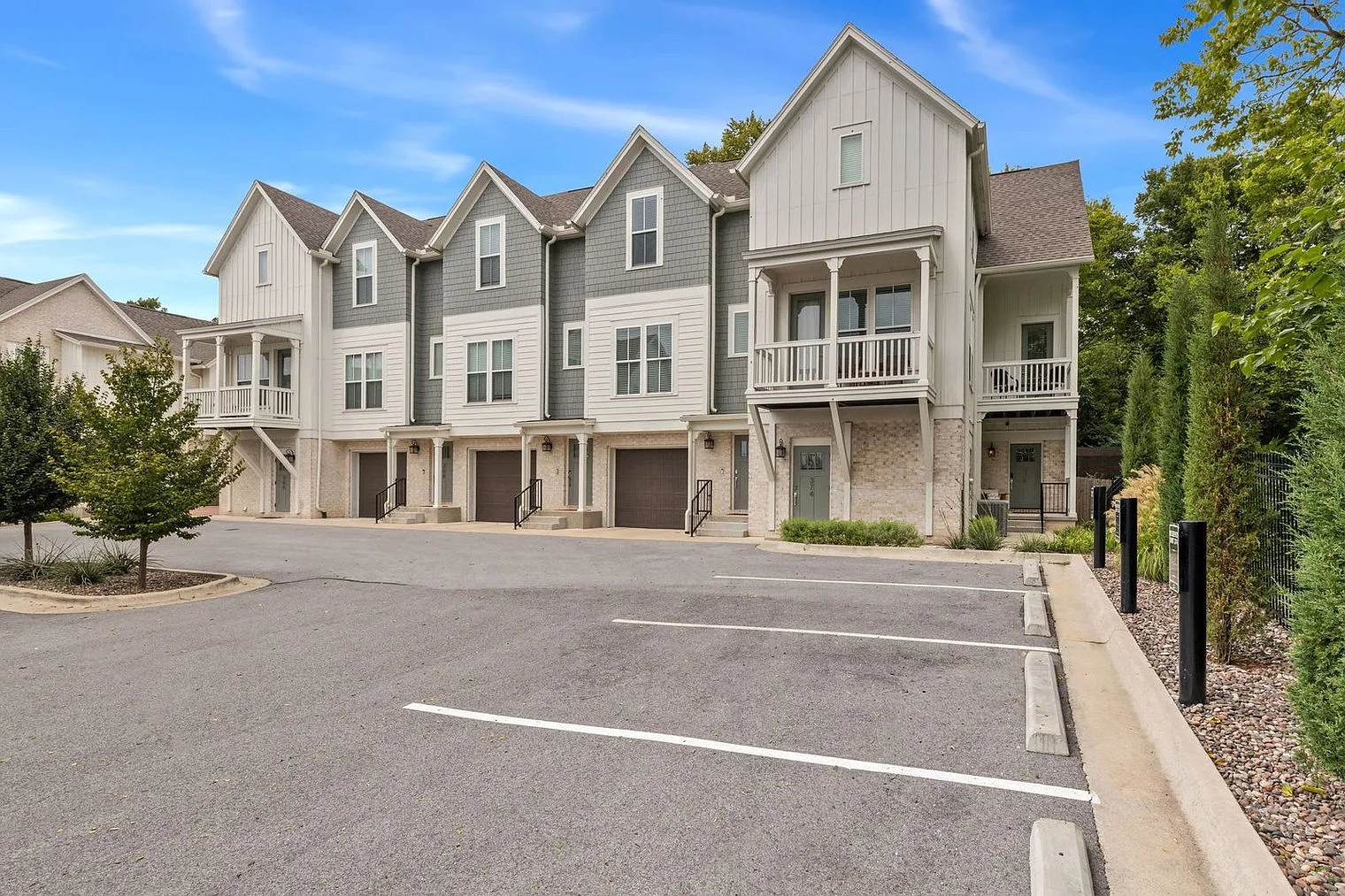 2 bed, 2.0 bath, 1162 sqft, $4,999 — Photo 2
