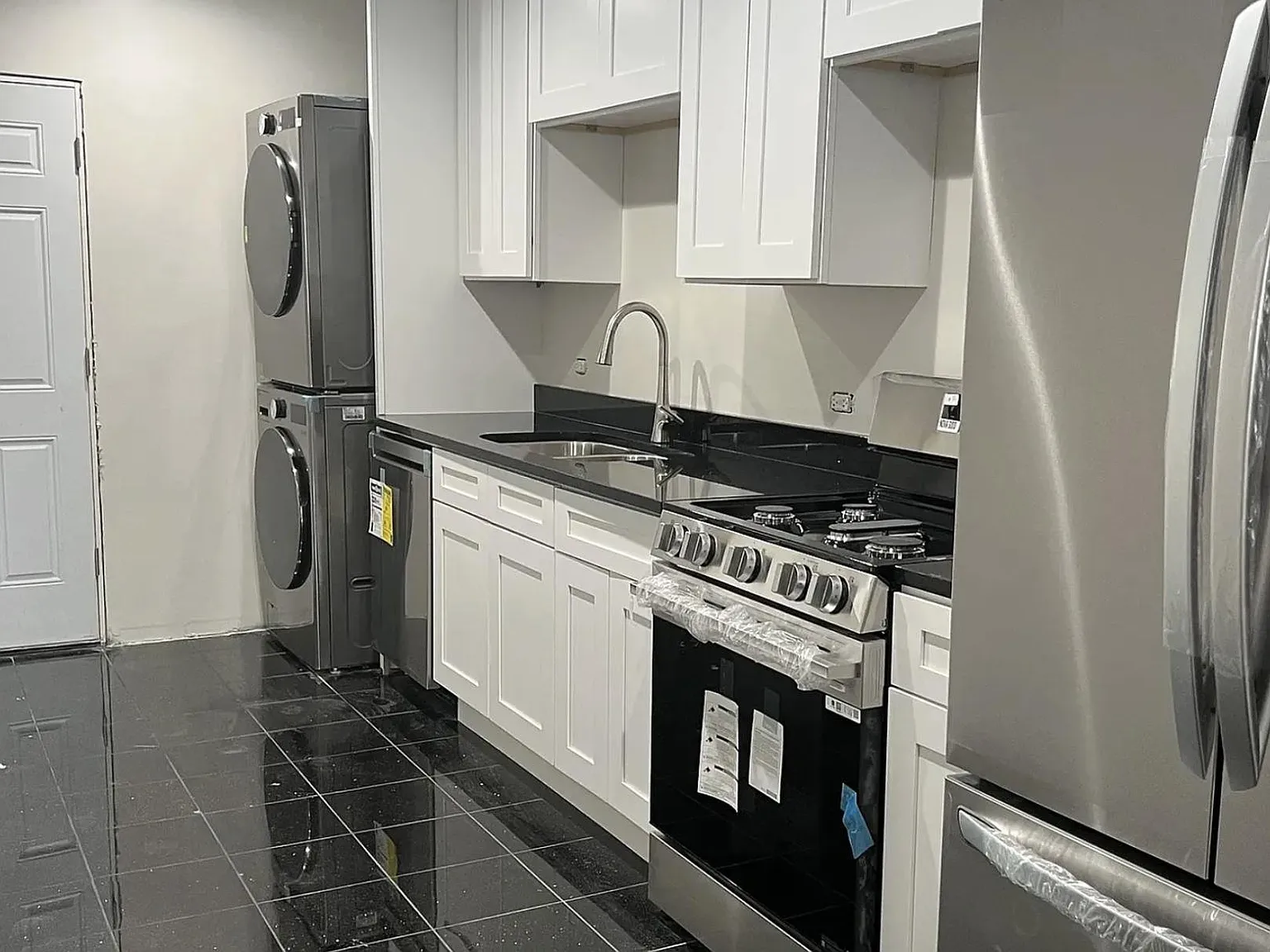 Modern 3 Bed Condo in Chicago | Available 9/30 | $2500/mo — Photo 3