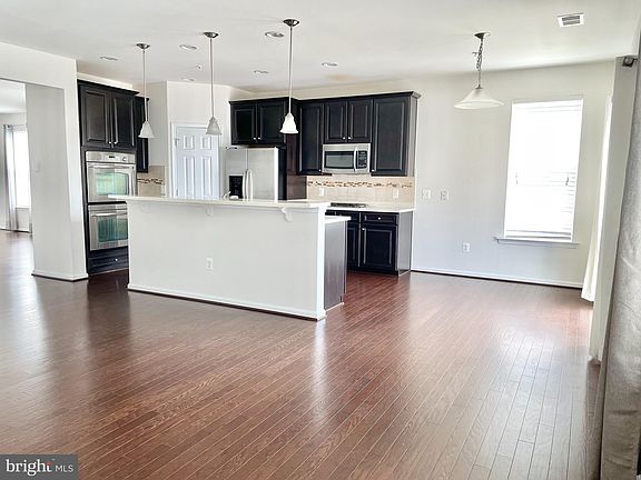 3rd image of 43913 Centergate Dr