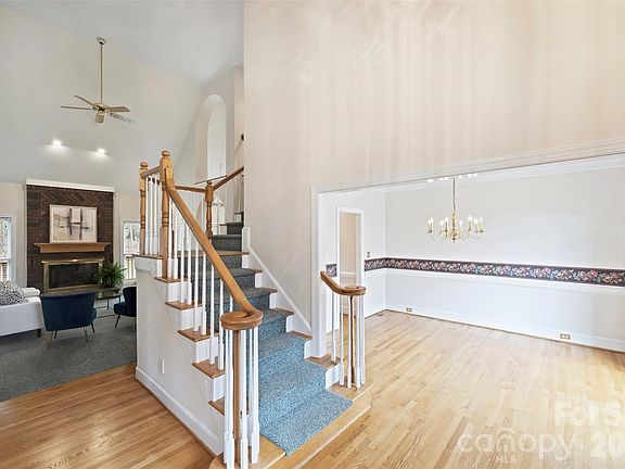 4th image of 144 Pin Oak Ln