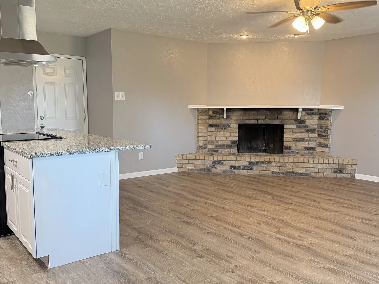 3 bed, 1379 sqft, $2,200 — Photo 3