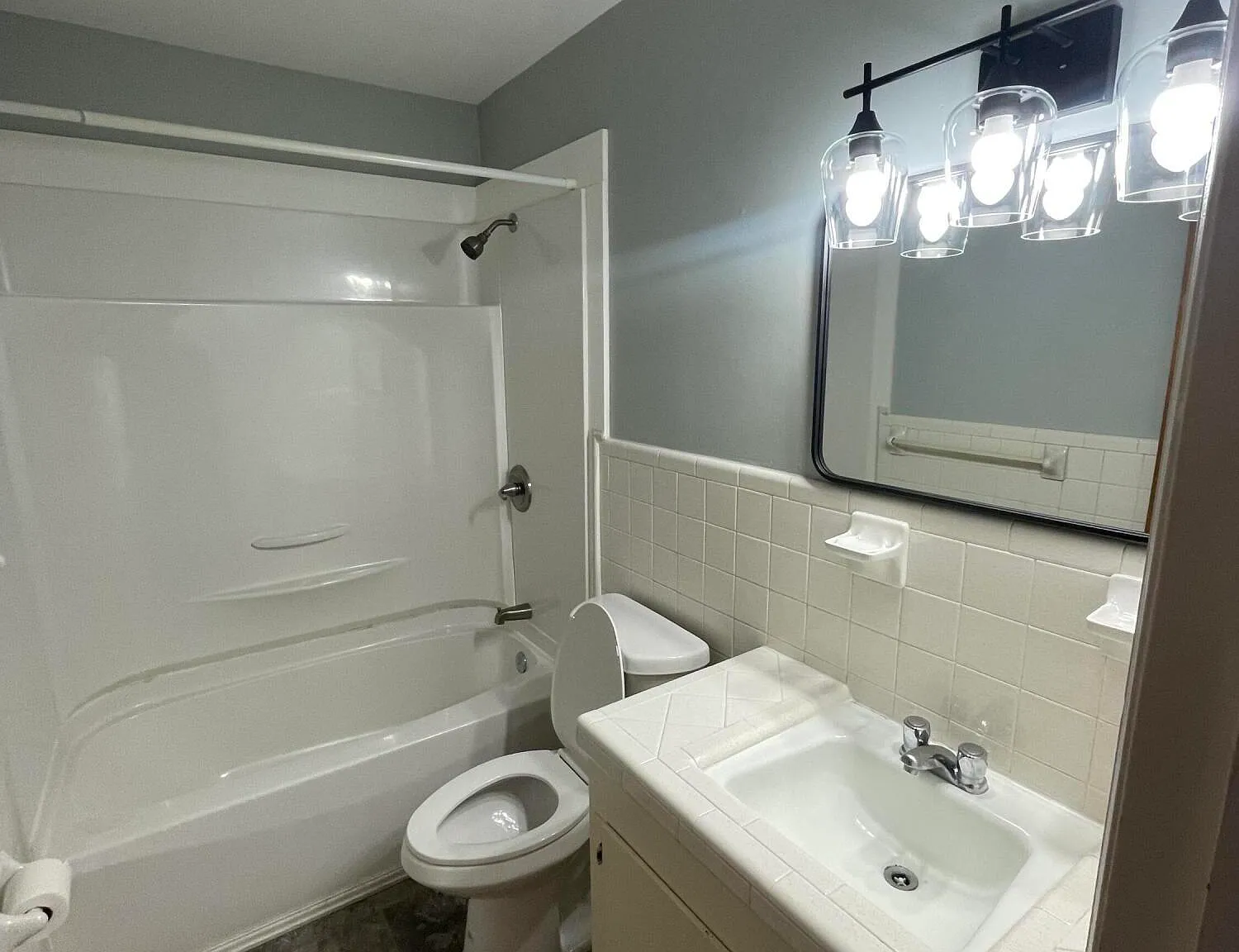 3 bed, 1.0 bath, 1090 sqft, $1,350 — Photo 4