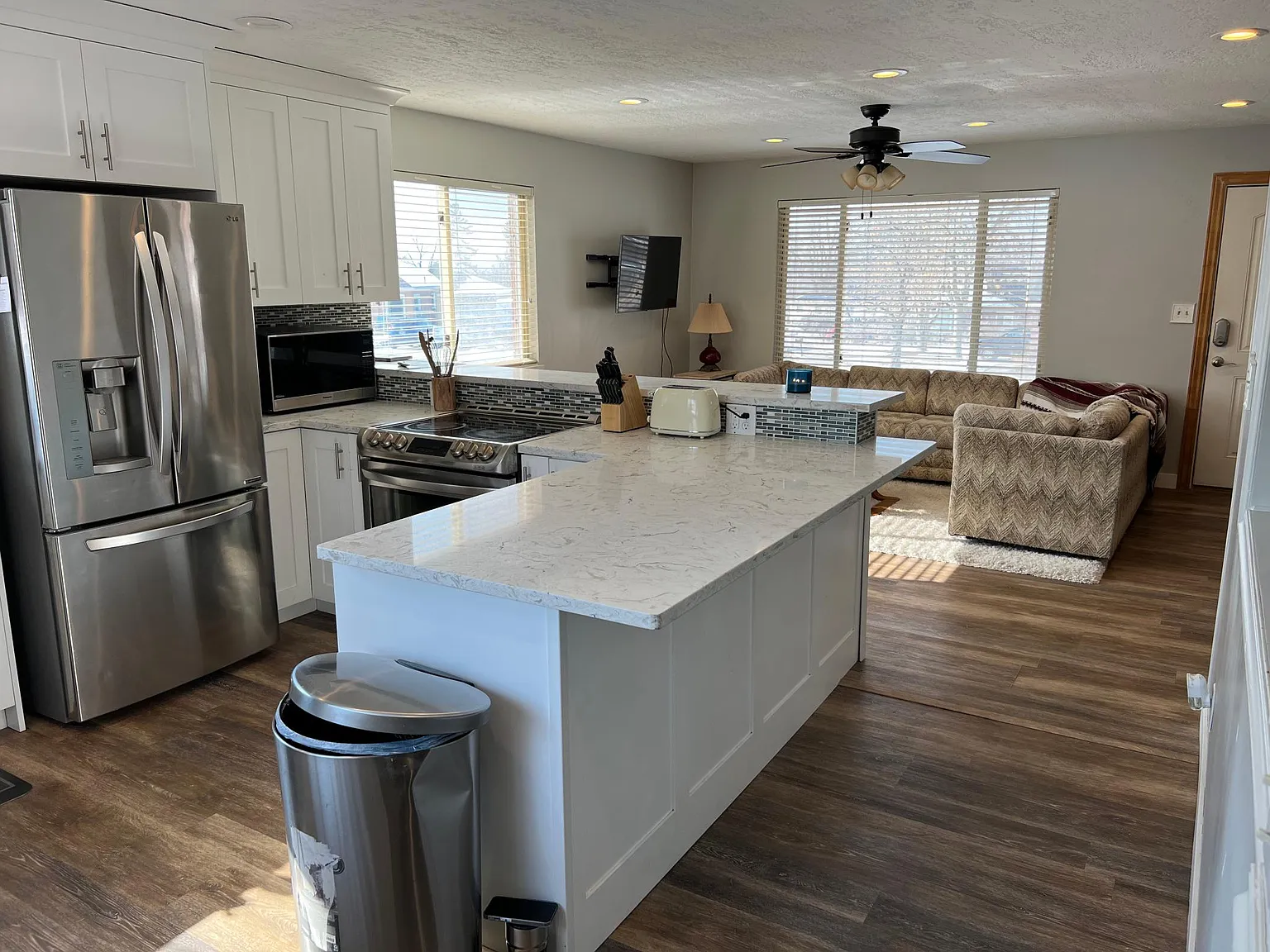 4 bed, 2.5 bath, 2400 sqft, $2,600 — Photo 4
