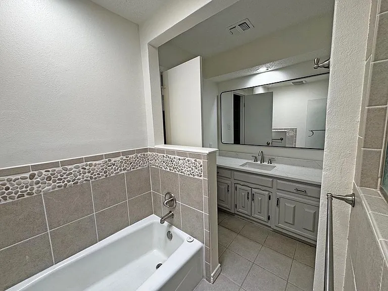 4027 Angelina Dr — Photo 24