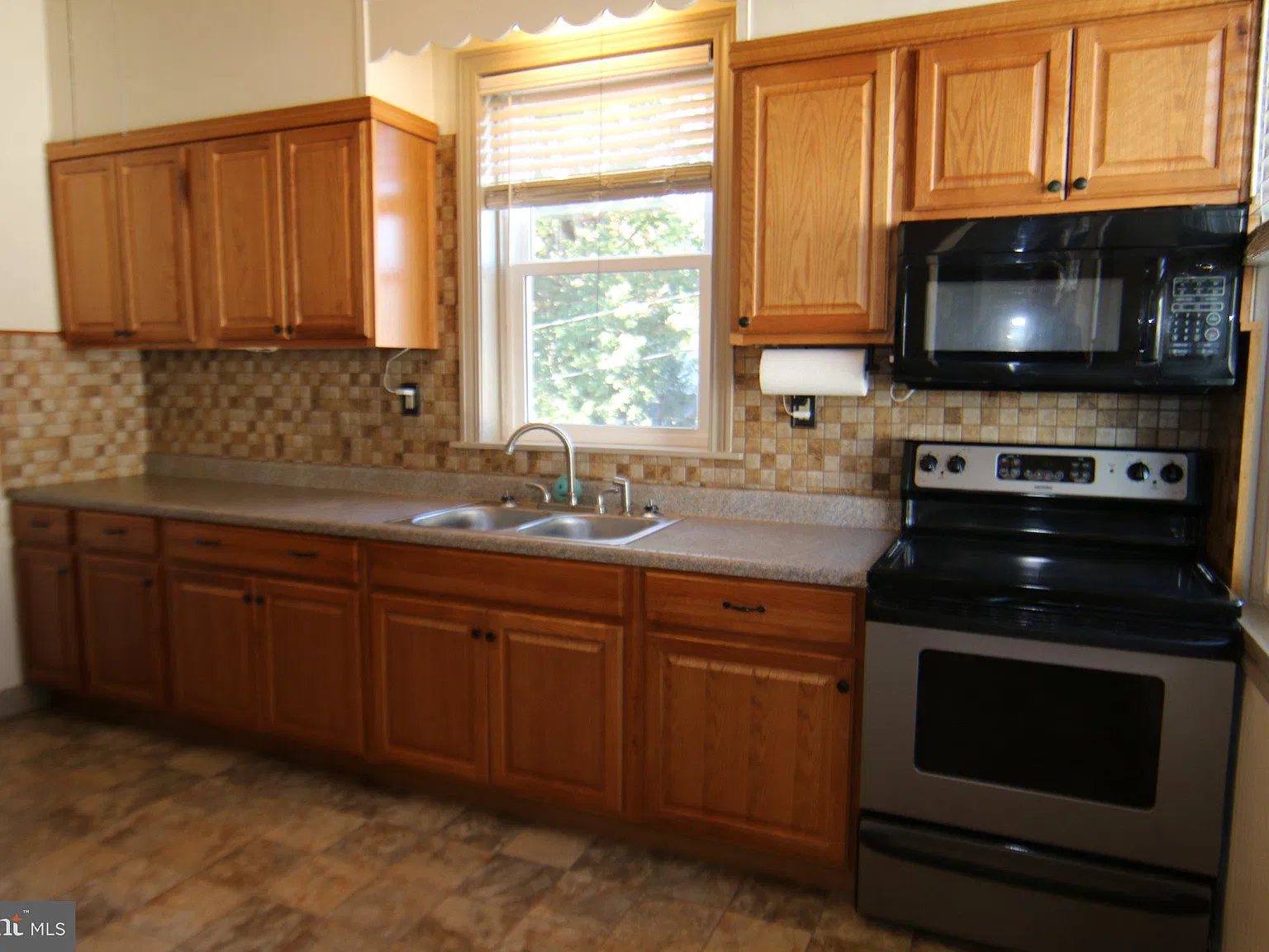 1 bed, 1.0 bath, 1005 sqft, $1,100 — Photo 3