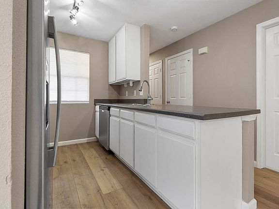 5th image of 1502 Cornerstone Ct #B