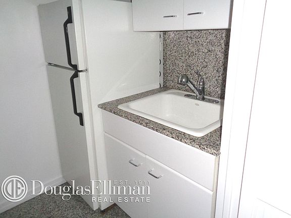 4th image of 330 W 58th St APT 9M