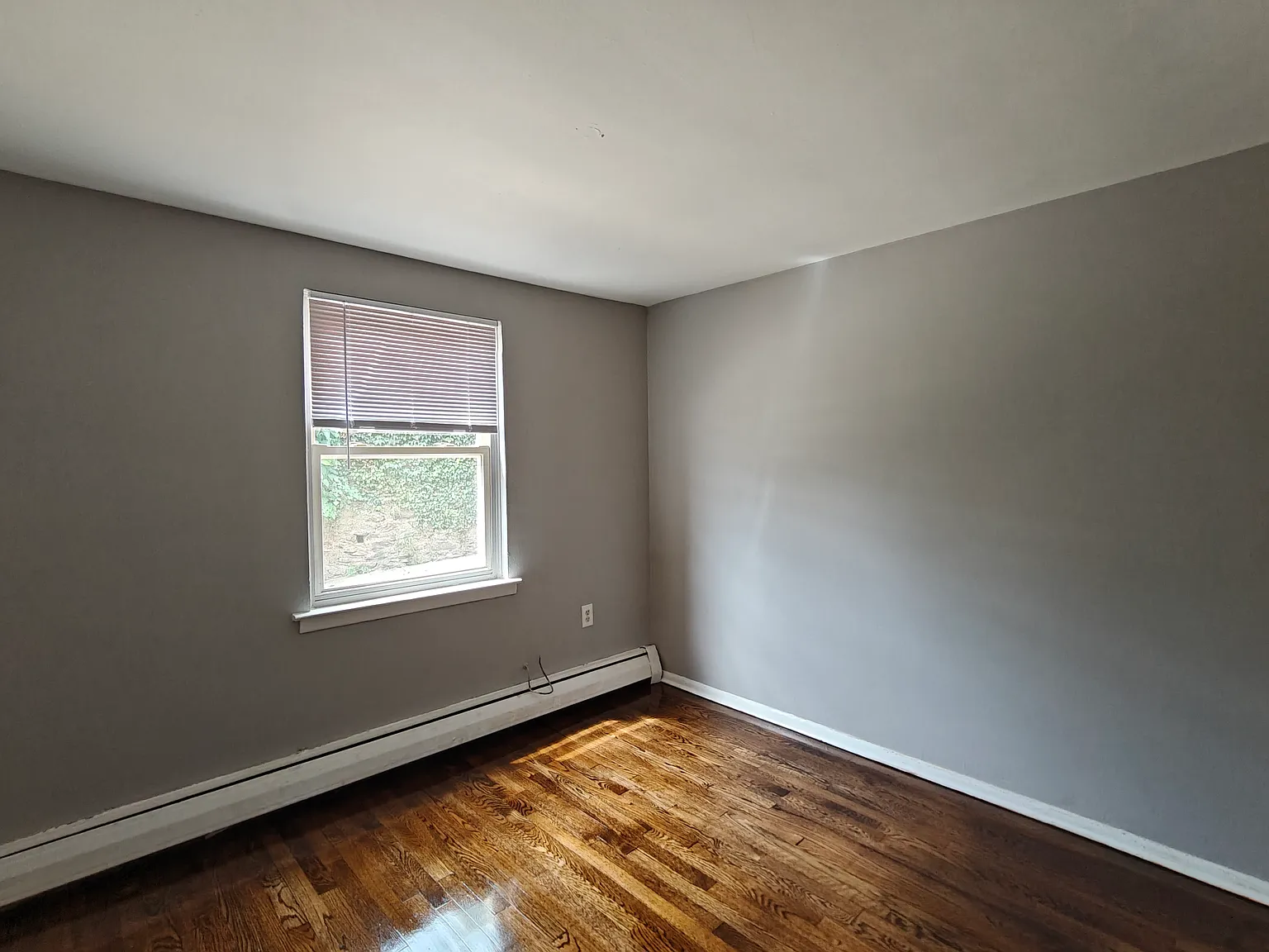Beautiful Apartment Available Now! — Photo 4