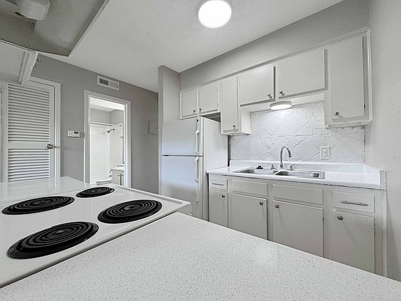 3rd image of 600 1/2 E 53rd St #140