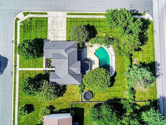 4th image of 1901 Hamlet Pl N