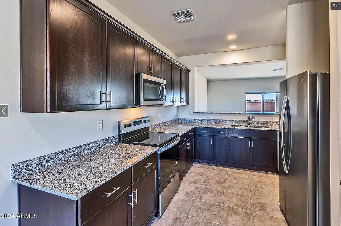 3 bed, 1400 sqft, $2,000 — Photo 2