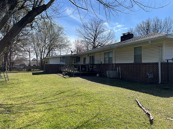 4th image of 201 NW Rose Ln